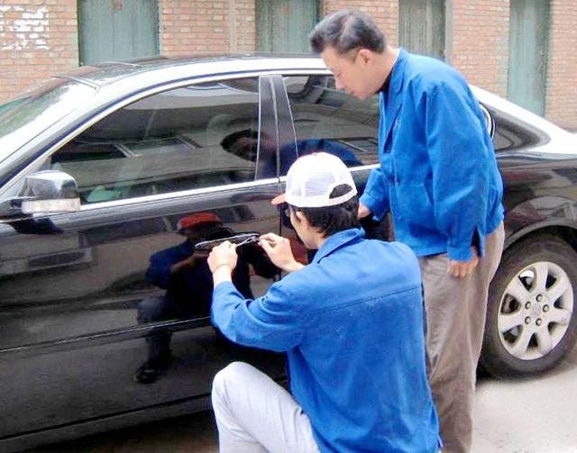 吉木萨尔汽车钥匙丢在车里面怎么办?